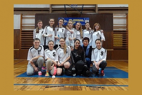 Žiačky základných škôl bojovali v Revúcej o víťaza obvodného kola vo florbale