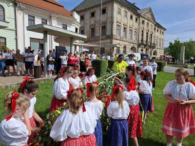 Čriepky z aktivít dobrovoľných hasičov - stavanie májov v Jelšave a v Koceľovciach