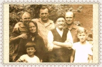 Andrej v strede medzi bratmi Pavlom a Ladislavom, rodičia Júlia a Pavol Perdíkovci a ich vnúčatá
