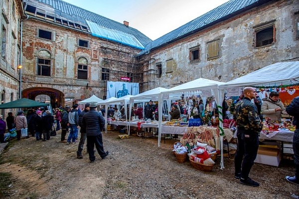 V Jelšave u Coburgovcov vám bol v piatok vianočný jarmok