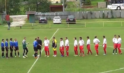 Pred začiatkom dorasteneckého futbalu 4. ligy ObFZ Rožňava medzi Baníkom Rožňavské Bystré (v bielo červených dresoch) vs MFK Dobšiná 4:0. Súboj sa odohral v piatok 26.5.2018 o 17.00 hod.